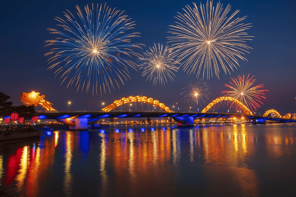 Stunning view of Han River at night, with iconic bridges such as Dragon Bridge (Source: Freepik)
